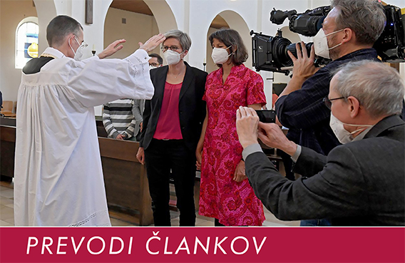 Duhovnik blagoslavlja istospolni par